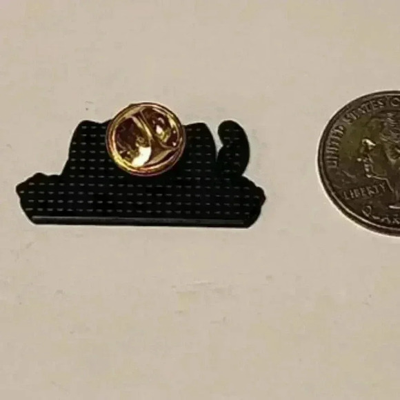 Peeking Bulbasaur Kanto Starter Enamel Pin – Adorable Pokémon Collector's Gem! - Picture 4 of 4